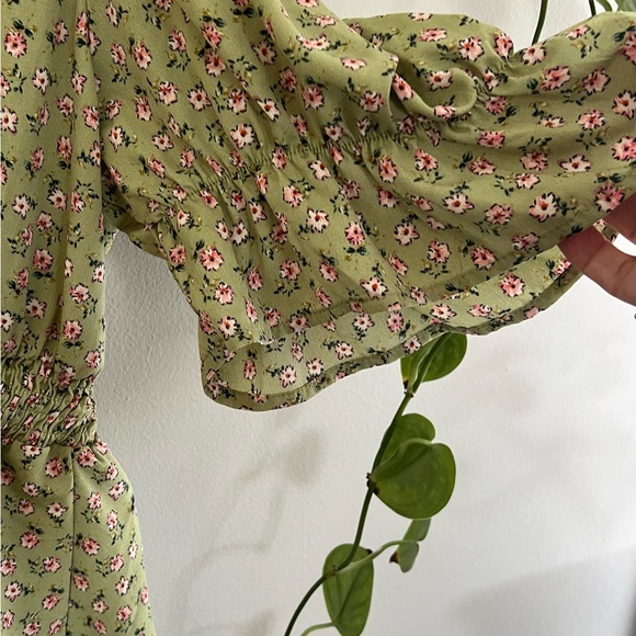 Green ditzy, flower, pilgrim blouse (4xl) - Picture 3 of 6